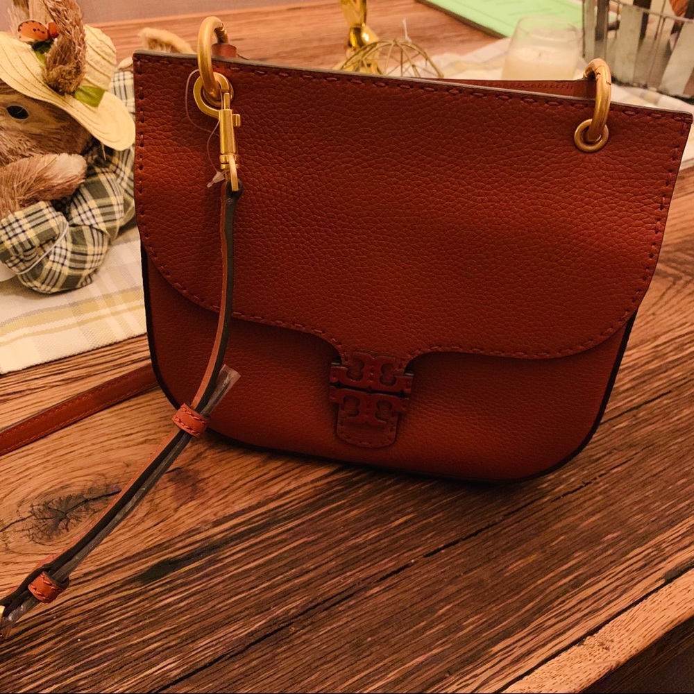 Like new Tory Burch crossbody. Dusty brick color